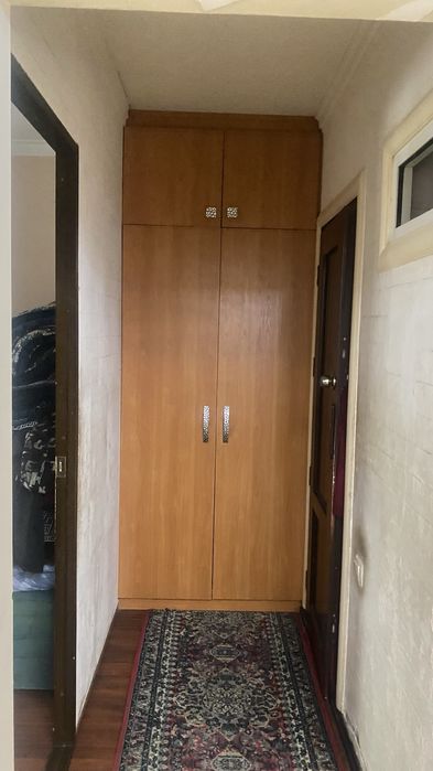 Продается 1комнатная переделанная в двухкомнатную первая линия на кара