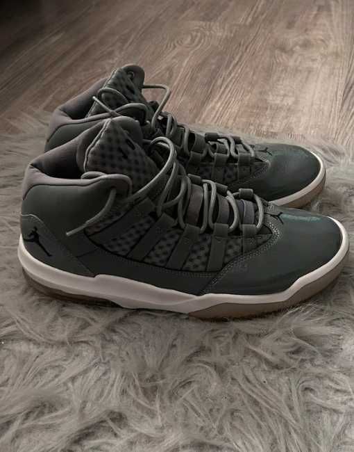 Jordan Max Aura Grey – mărimea 44, stare foarte bună
