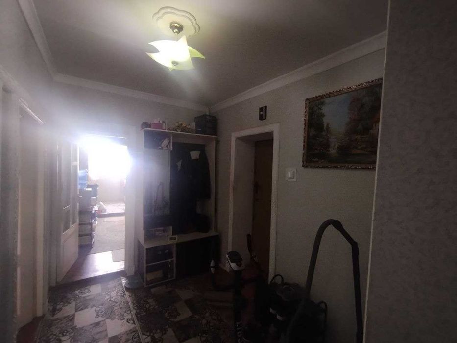 Срочно 4 хонали кирпичный  квартира жихозлари билан  сотилади  5 микрн