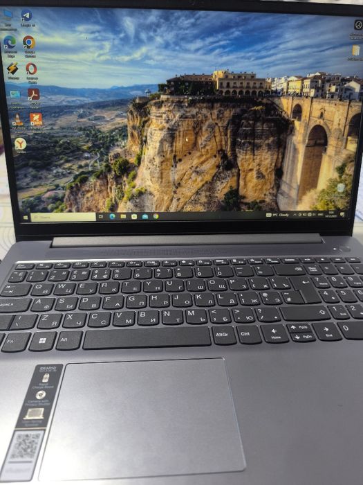 Noutbuk kompyuter holati yangi deyarli