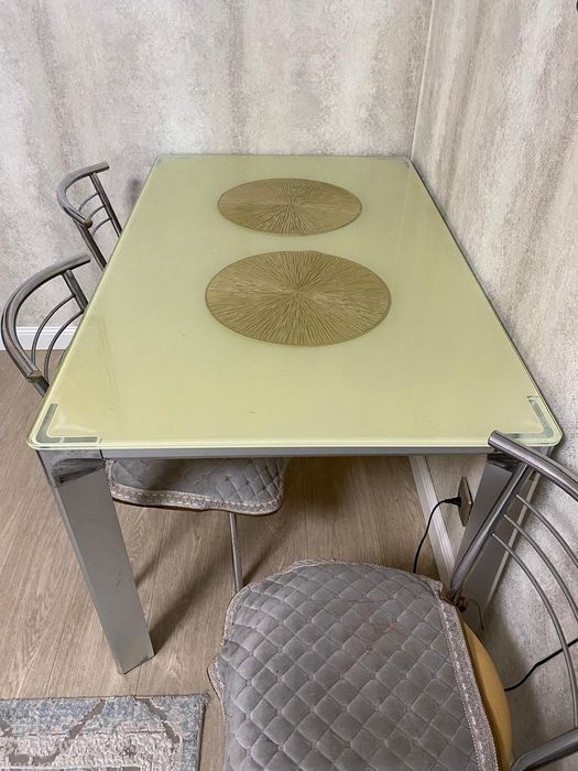 Продам стол и стулья,кухонный диванчик 20000т