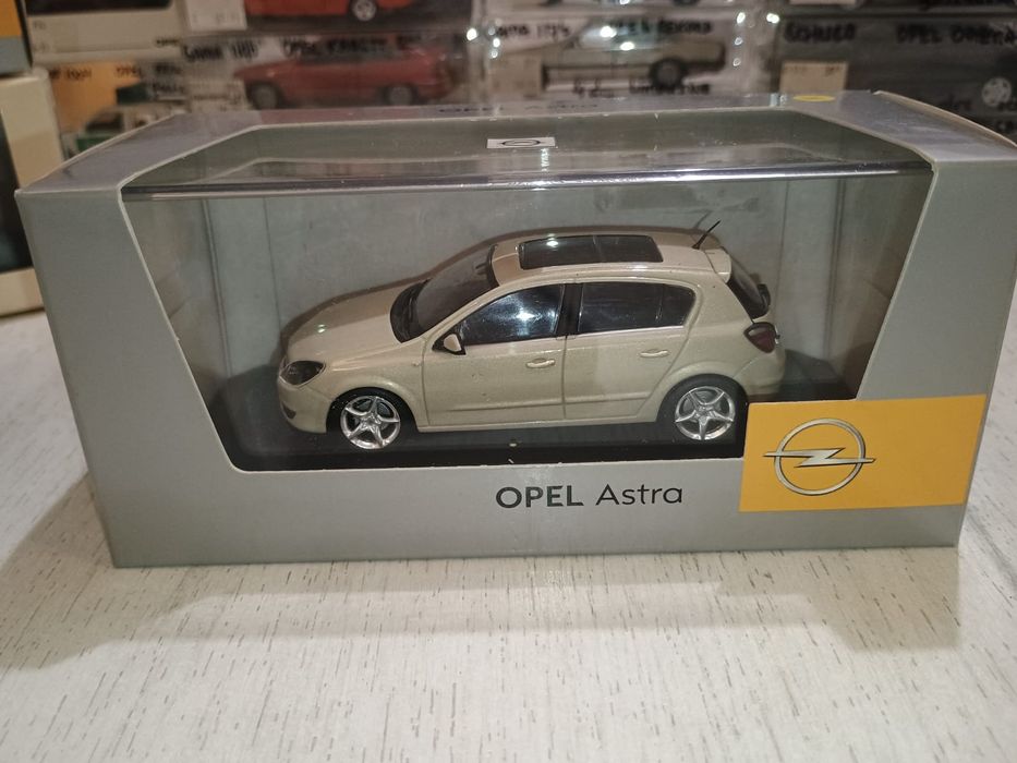 Vând diferite machete Opel la scara 1:43