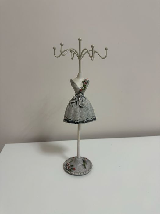 Стойка за бижута