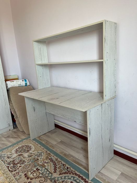 Өте жақсы жағдайда парта и шкаф,люстра,диван