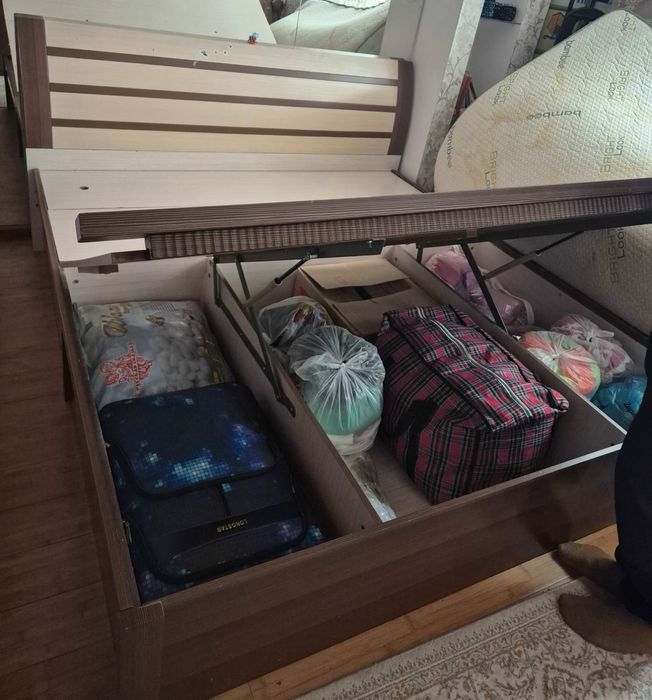 Кровать и 2 тумбы