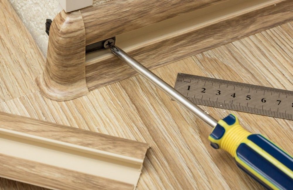 Установка Плинтуса Плинтусов Идеал плинтус Линолеум Ламинат Постелит