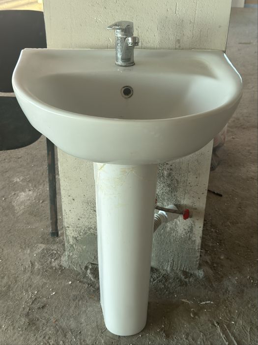 Продам раковину с пьедесталом.