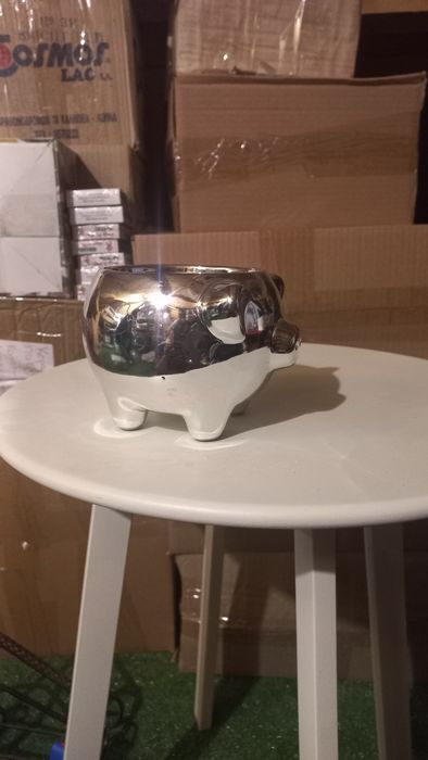 Малка кашпа в форма на прасе