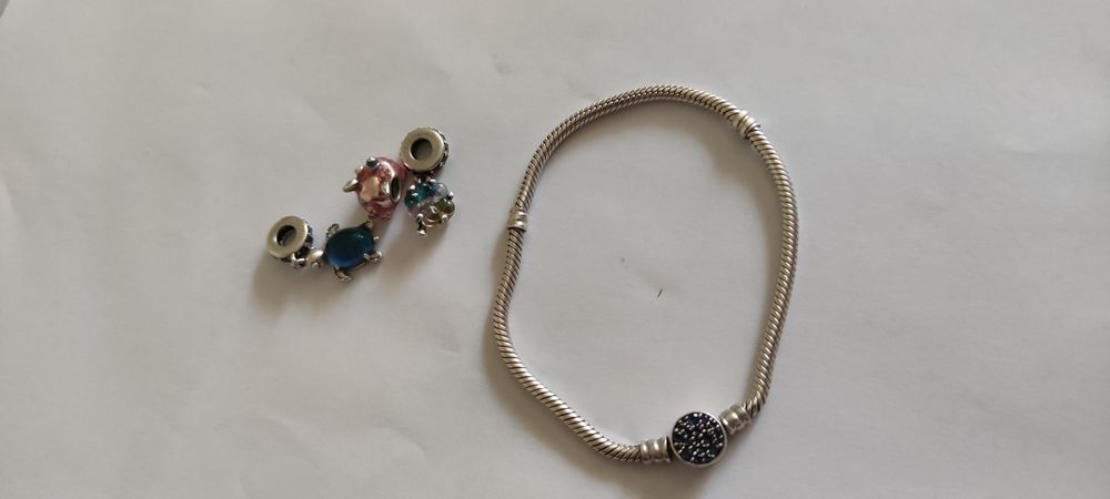 Vând brățară  Pandora cu talismane