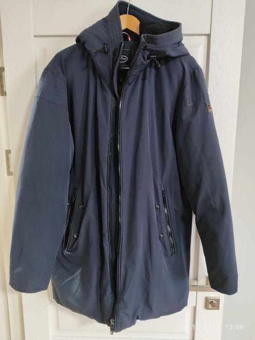 Зимняя куртка с капюшоном.