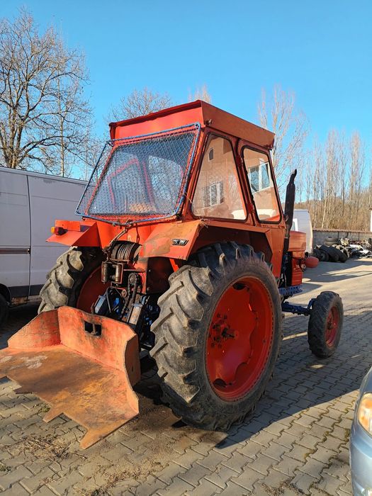 Tractor Universal 650, cu troliu și sapă