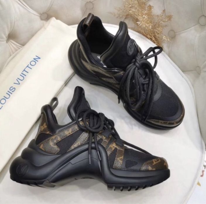Кожаные кроссовки LV