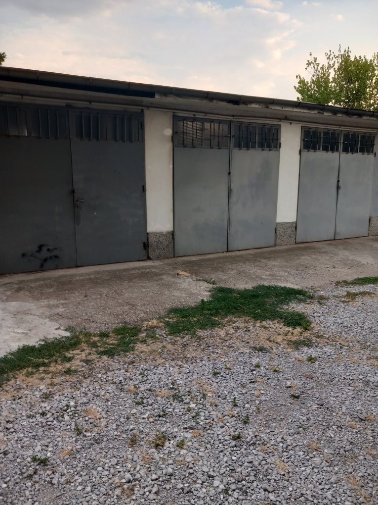 Гараж между блок Железничар и входа на ресторант Импулс