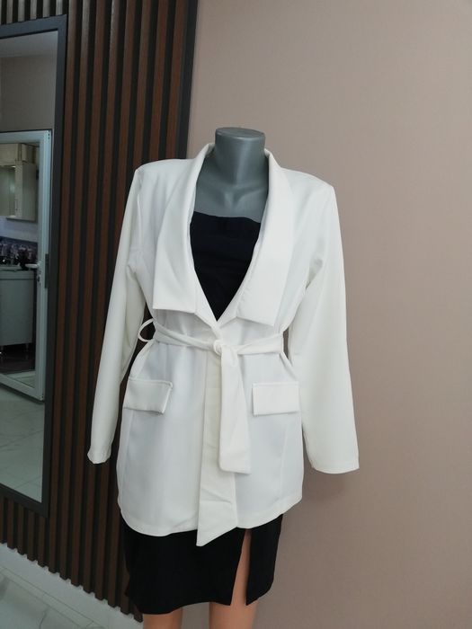 Бяло страхотно сако