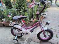 Vând bicicleta și două trotinete