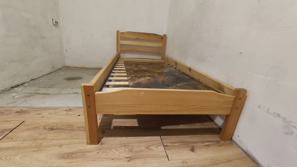 Единично легло с подматрачна рамка