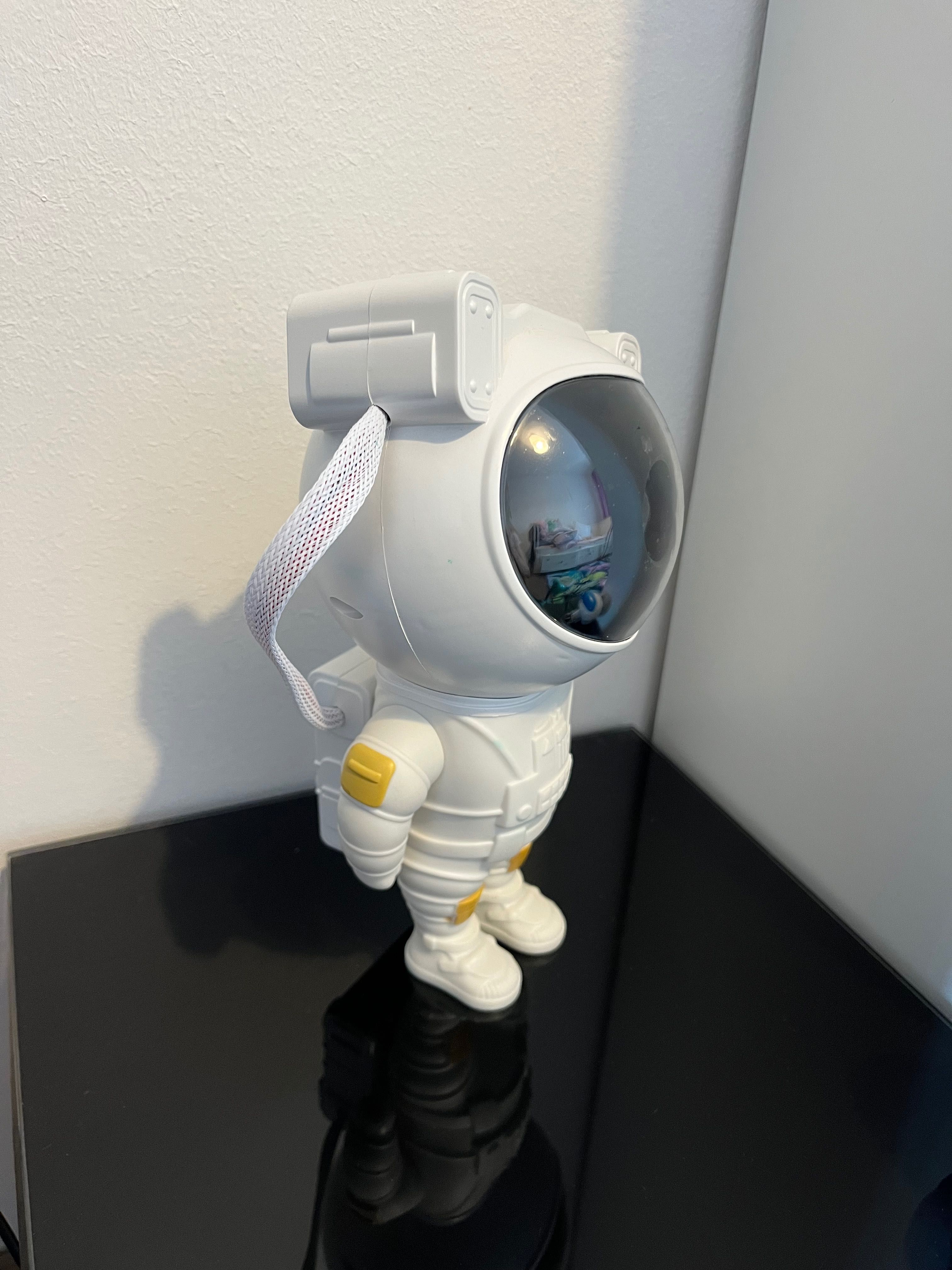 Proiector în formă de astronaut