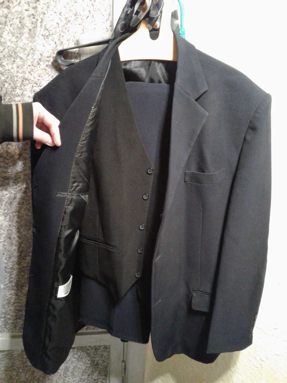 Мужская кожаная куртка и пиджак с жилеткой от костюма-тройки