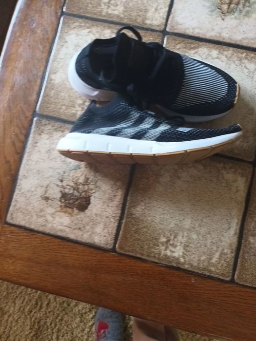 Vând  adidasi  marca Adidas mărimea  43