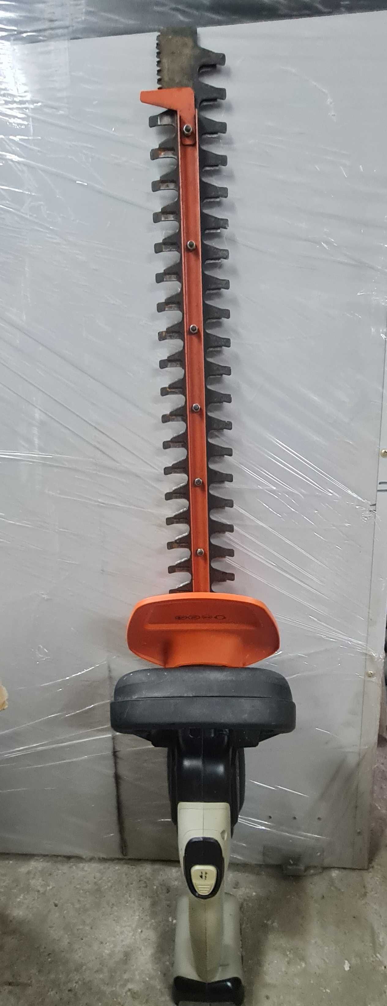 Акумулаторен храсторез Black & Decker GTC5455PC