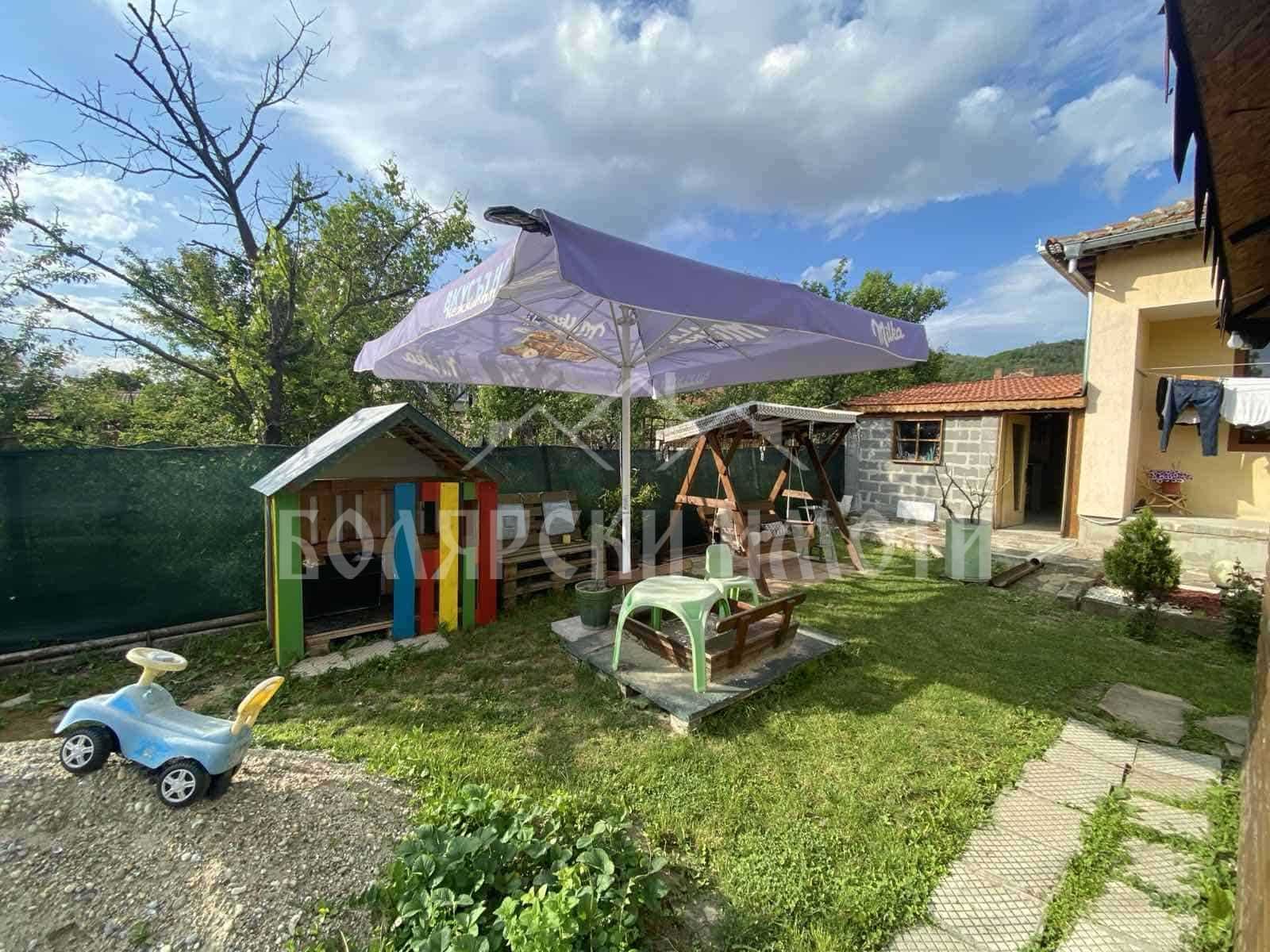 Прекрасна къща в град Дебелец