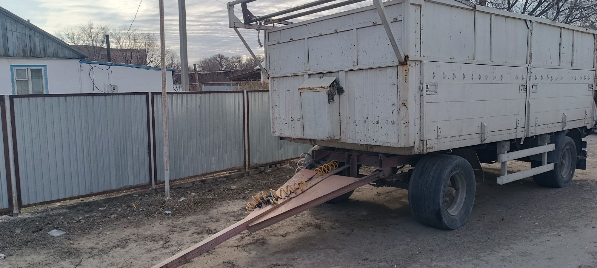 ПрицПрицеп ұз 5.5м, ені 2.4, биік 1.50 борт алюминий едені ағаш