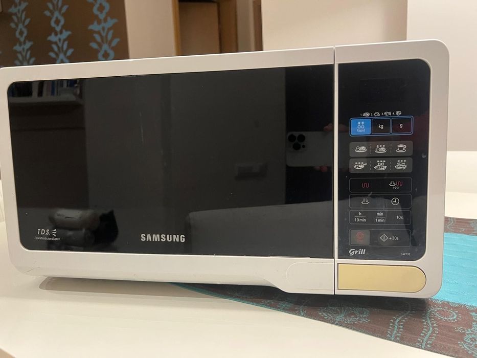 Cuptor cu microunde Samsung în stare excelentă și prea puțin folosit