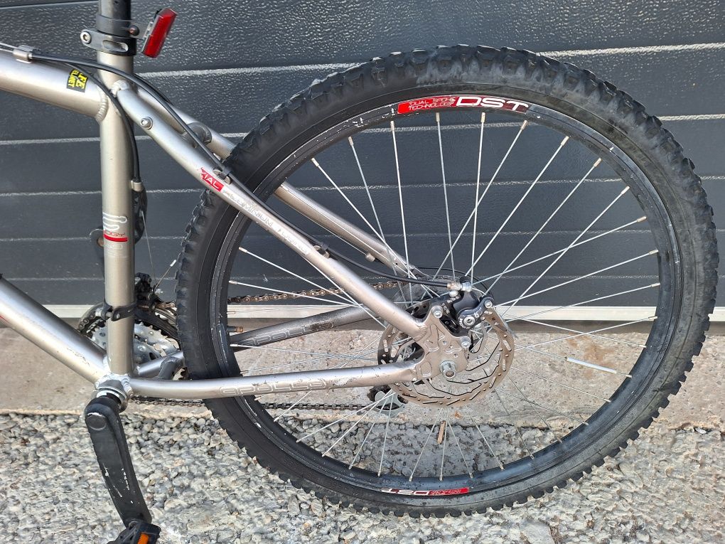 Bicicleta din aluminiu cu roti pe 26 și frani pe dsc