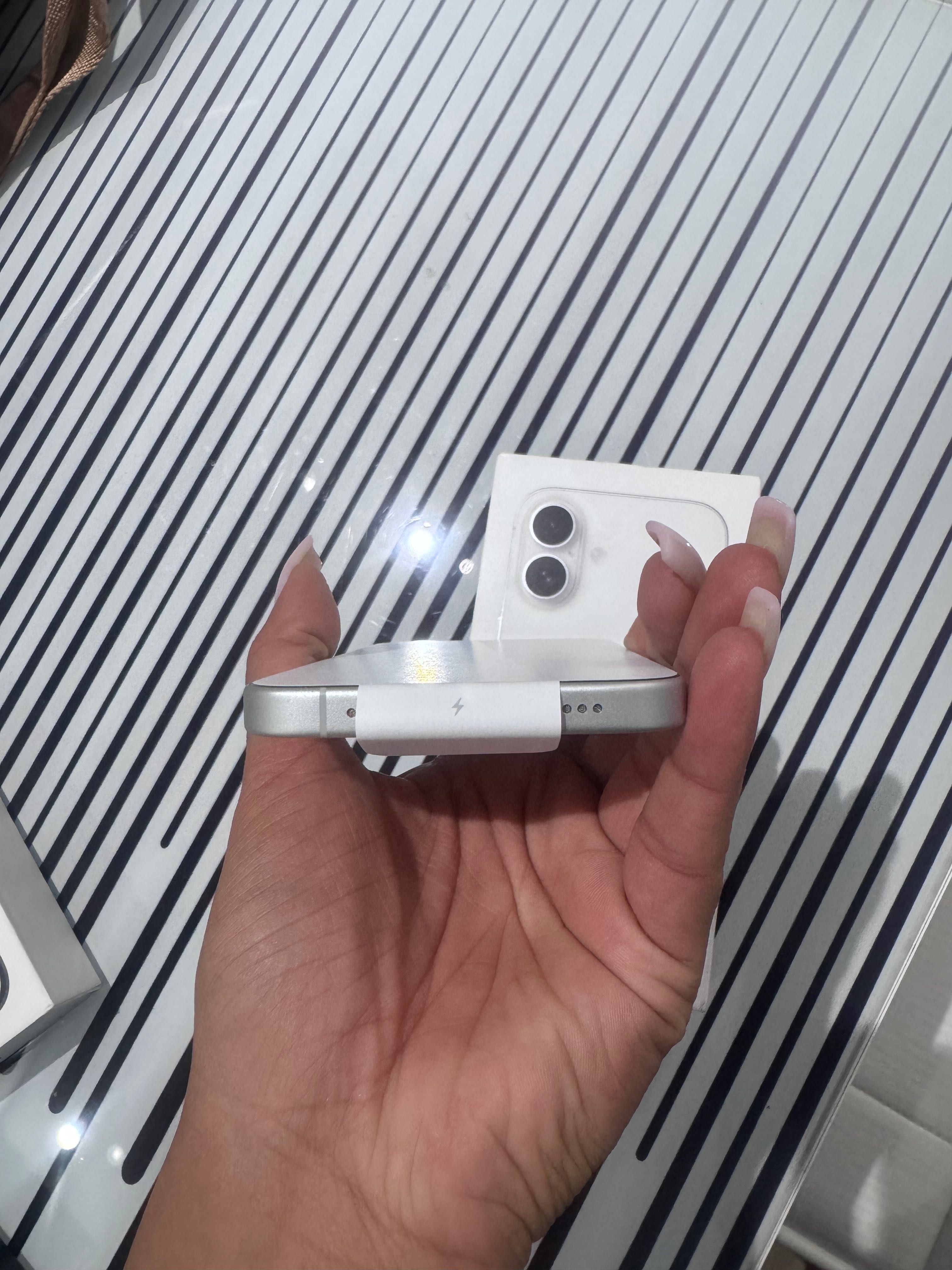 Iphone 16 white чисто нов