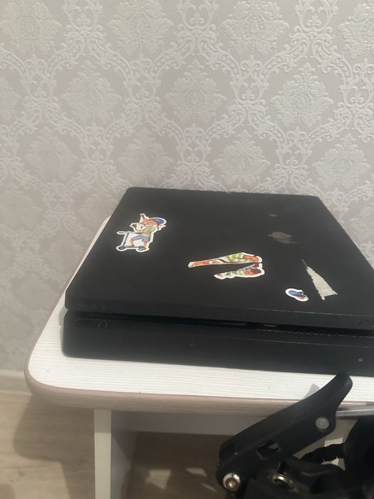 Продам сони пластейшн 4 в хорошем состояний.