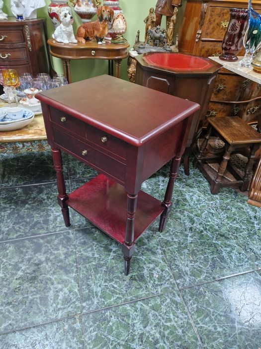 Прекрасна антикварна английска конзолна масичка