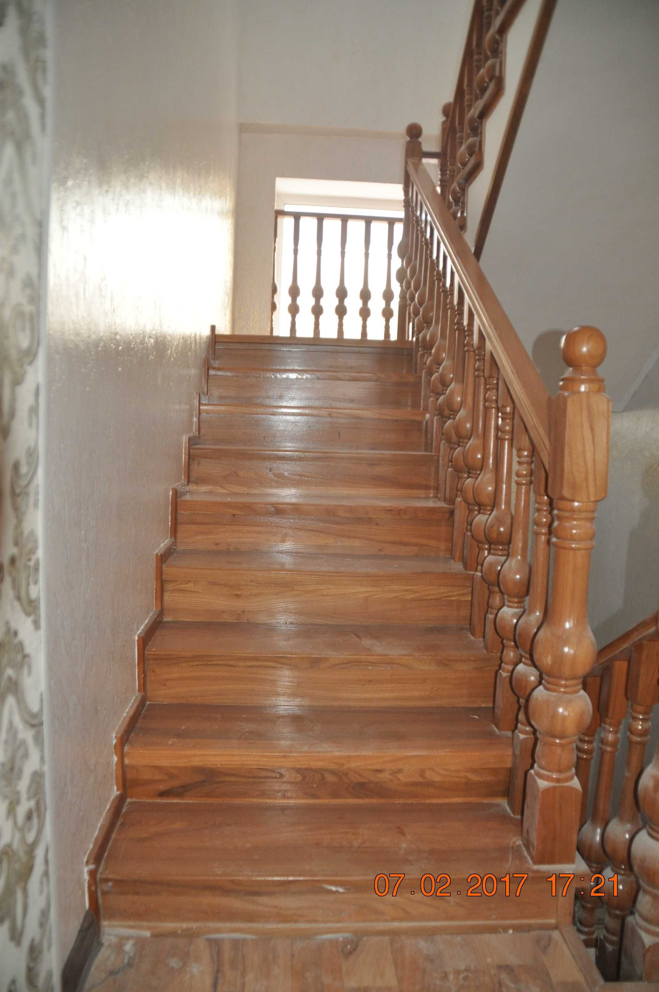 Лестницы из благодарных пород древесины, каркас из метала, из бетона