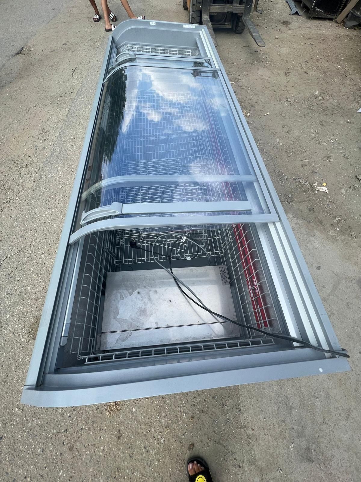 Vitrine de congelare si refrigerare