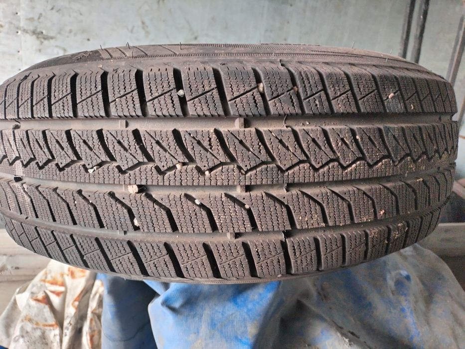 Зимняя резина почти новая