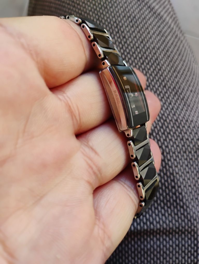 Продавам дамски часовник RADO