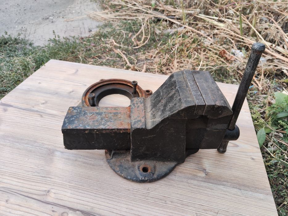 Продам тиски стальные