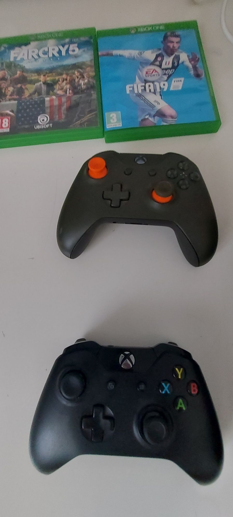 Vând xbox one cu 2 manete