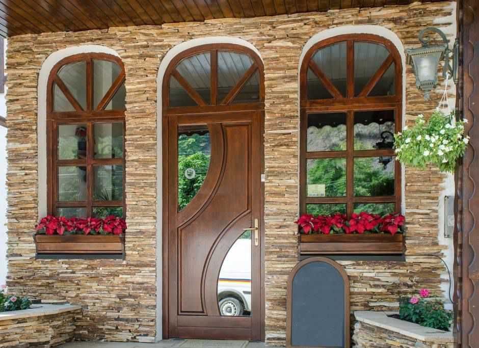 Uși de intrare din lemn premium, forme și culori personalizate