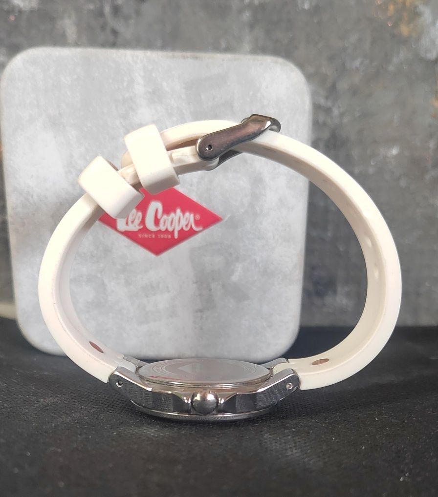 Продавам дамски часовник Lee Cooper