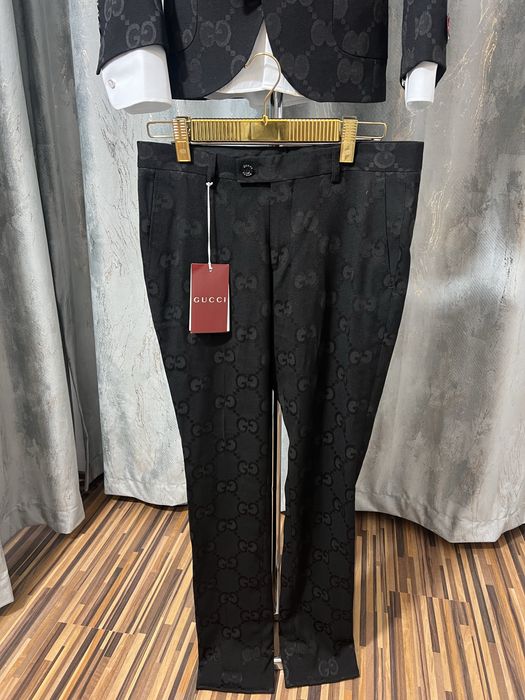 Costum Gucci . Impresionant