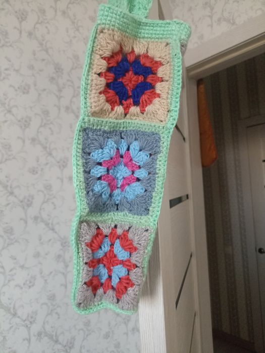 Вязаный крючком из пряжи шопер из фрагментов