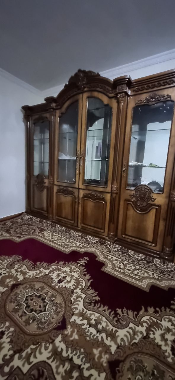 Стенка катта 4та ешикли ичида полкаси ойна ешикларида ойна