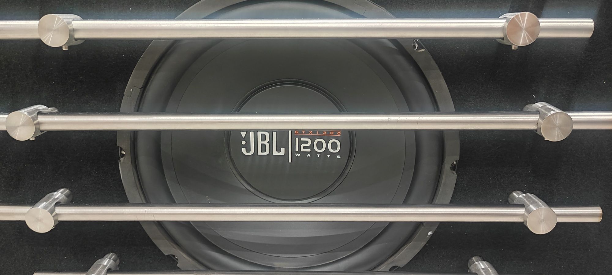 Продам сабвуфер JBL 1200