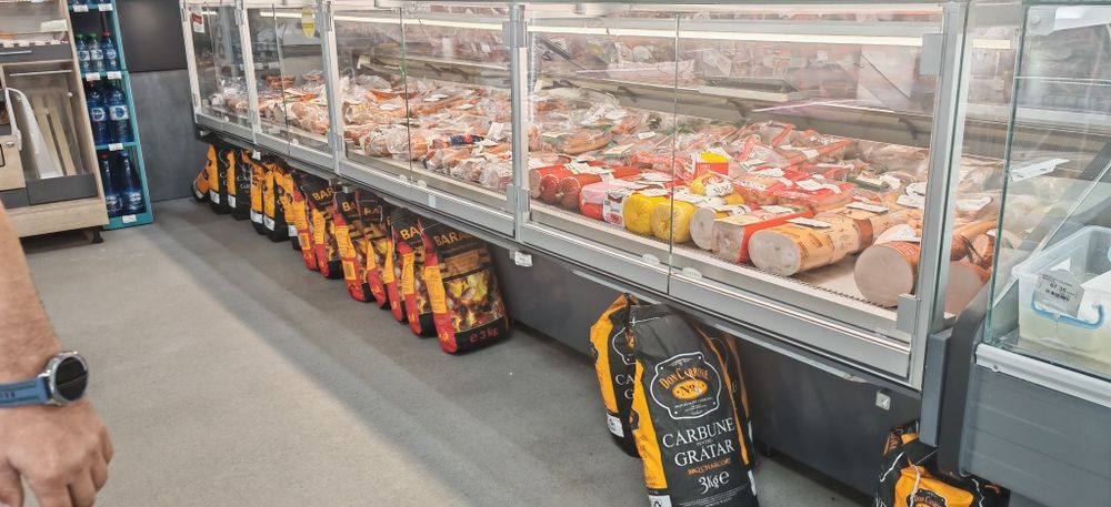 Vitrina asistata refrigerare pentru mezel carmangerie supermarket maga