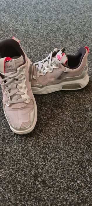 Vând pantofi Nike Jordan MA