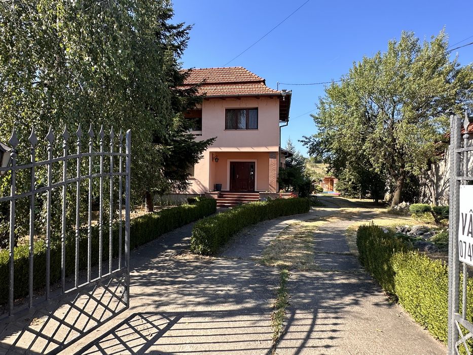 Casa cu 4000 mp teren si piscina situata la 37 km de Oradea
