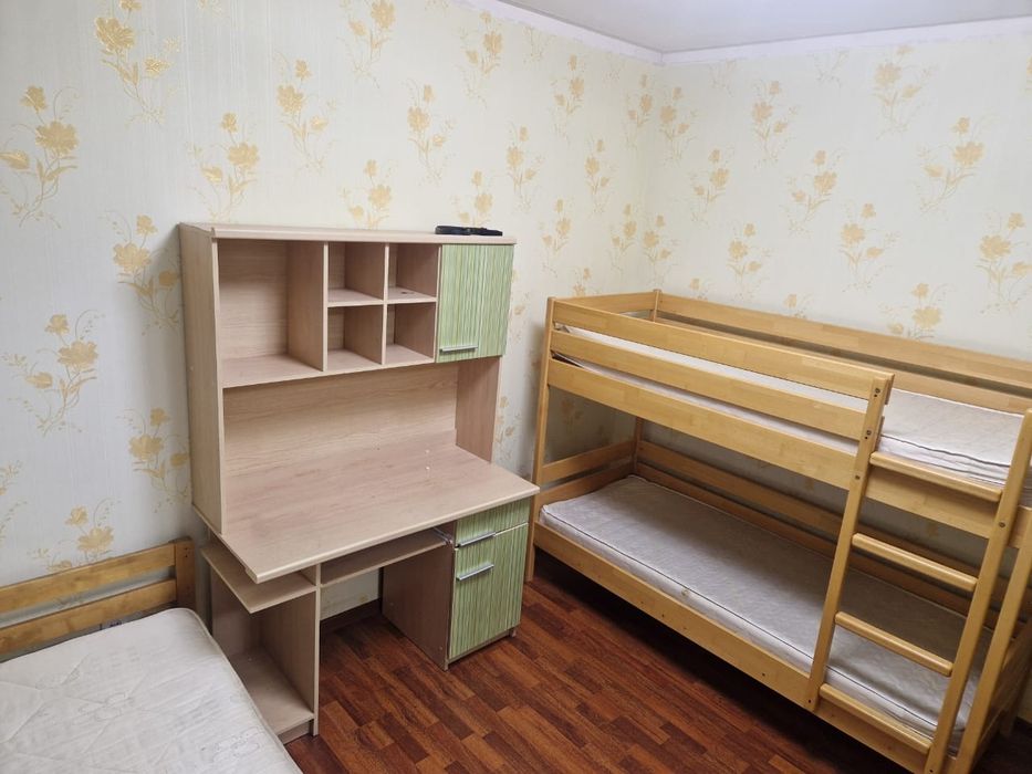 Стол и кровать продам