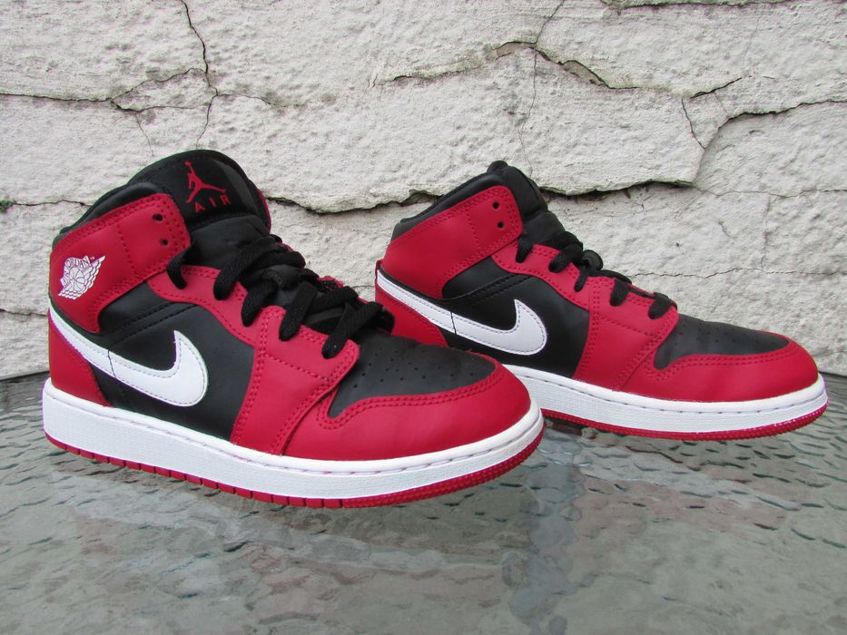 Юношески маратонки Nike Air Jordan 1 Mid