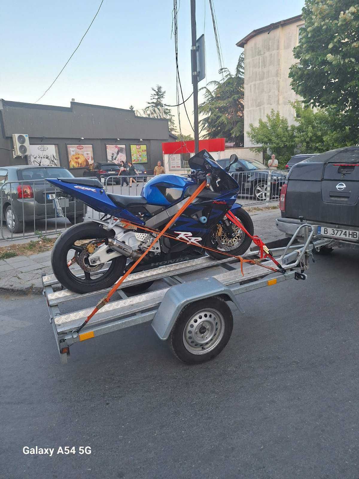 Превоз мотори с колесар.