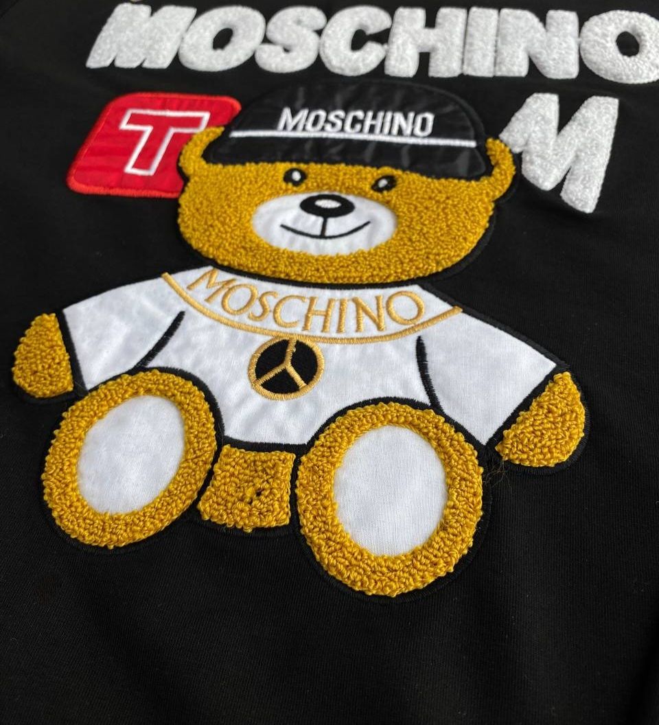 Блузи (суичъри) Moschino в бял и черен вариант - ТОП модел за сезона !